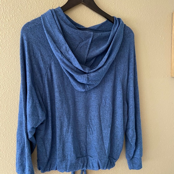 🆕Soft hooded top in denim blue - Picture 4 of 4